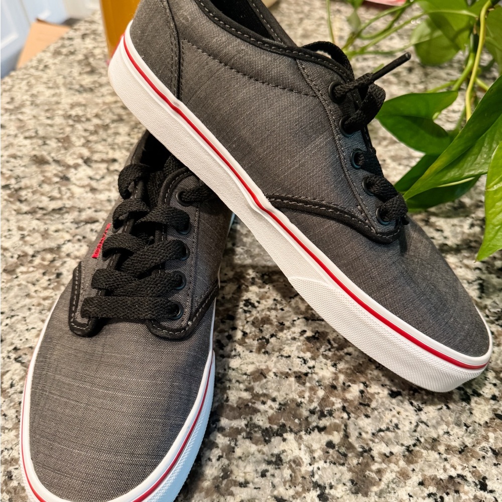 M 7 / W 8.5 VANS gray and black